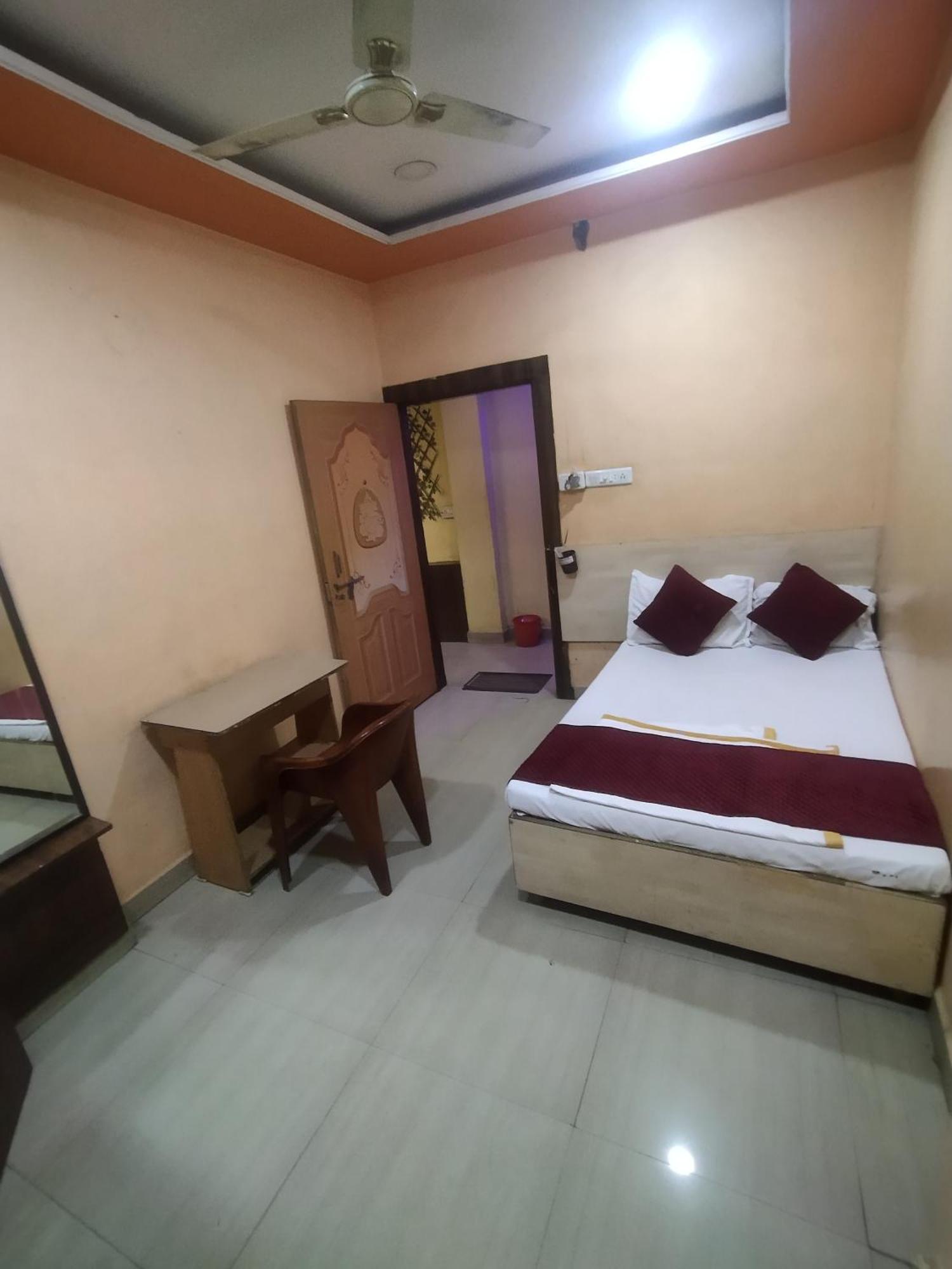 Hotel Thakur Ji โบปาล ภายนอก รูปภาพ