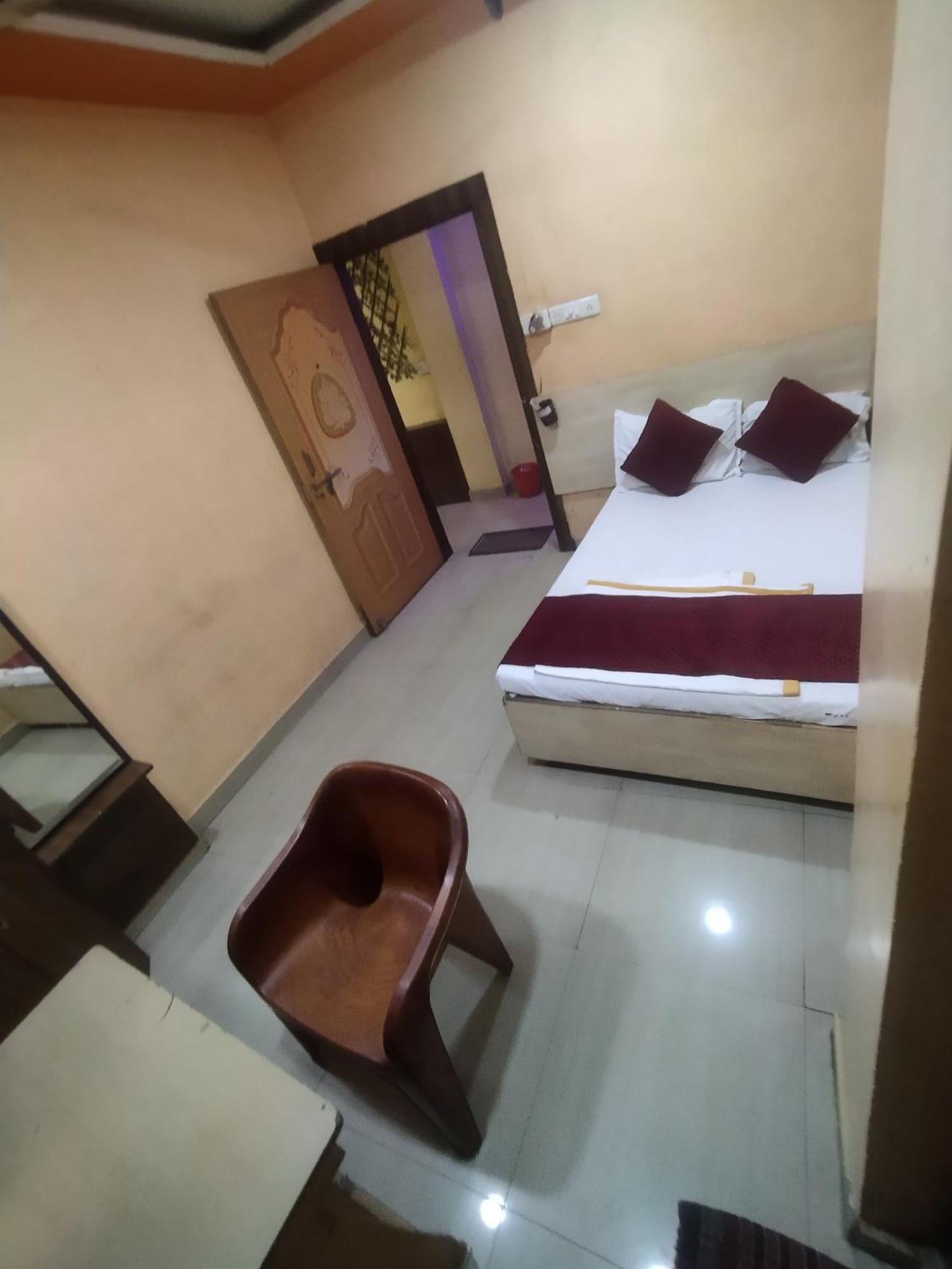 Hotel Thakur Ji โบปาล ภายนอก รูปภาพ